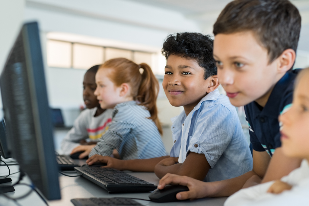 Criando filhos na era digital: Desafios e oportunidades para pais