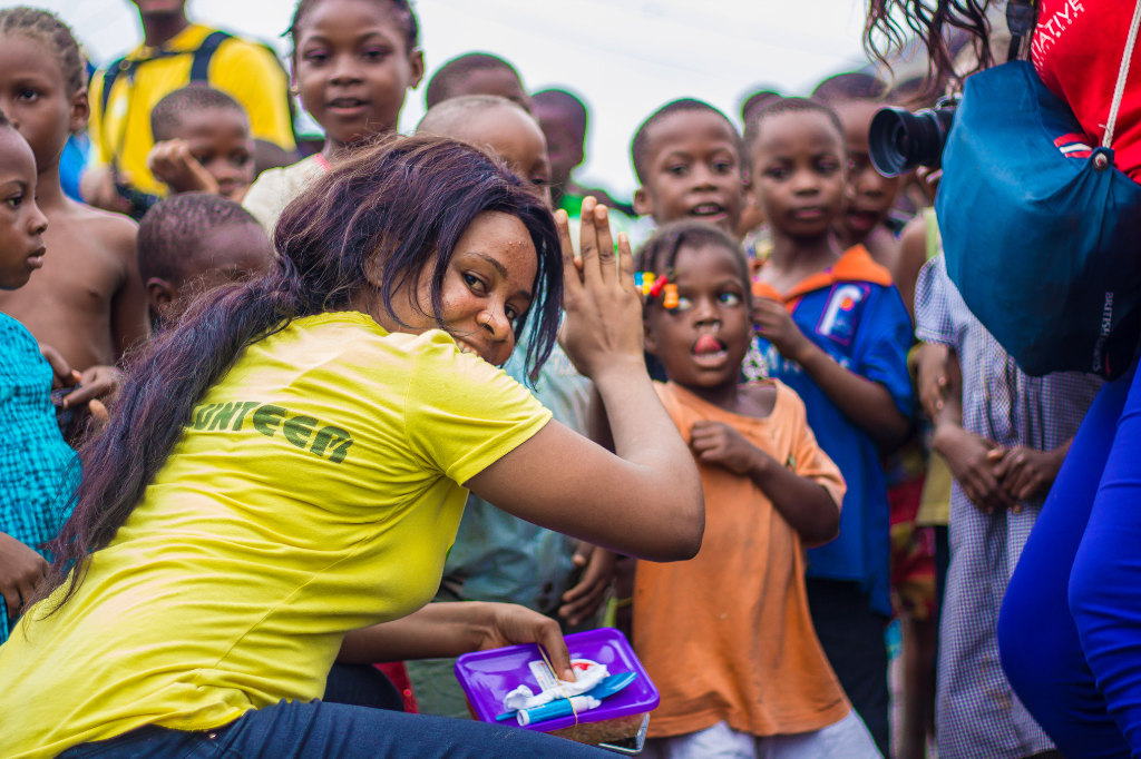 Benefícios do voluntariado em comunidades carentes no Brasil: Impacto e Transformação Social