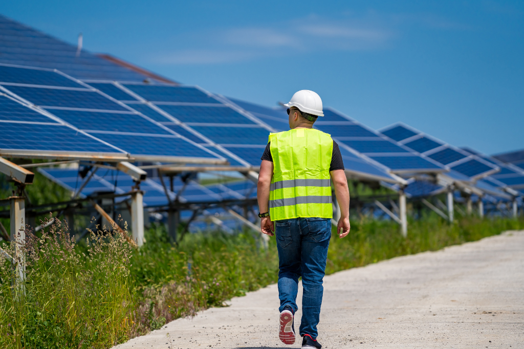 Como Implementar Sistemas de Energia Solar em Projetos de Habitação Popular no Brasil